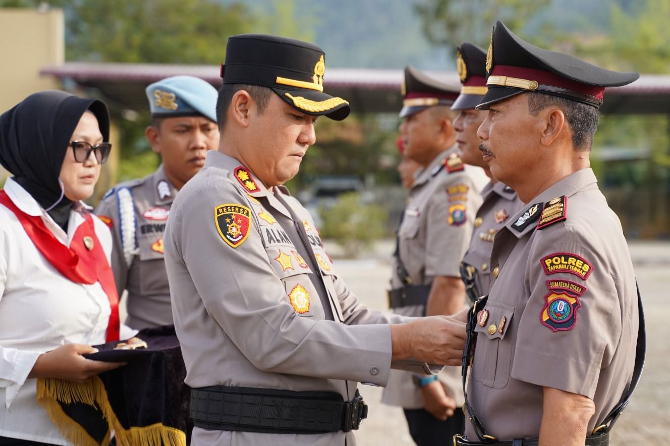 Kapolres Tapteng AKBP Muhammad Alan Haikel, S.K.M., S.I.K., M.I.K saat menyematkan tanda jabatan kepada Personel yang baru dilantik, Selasa (20/1/2026).*