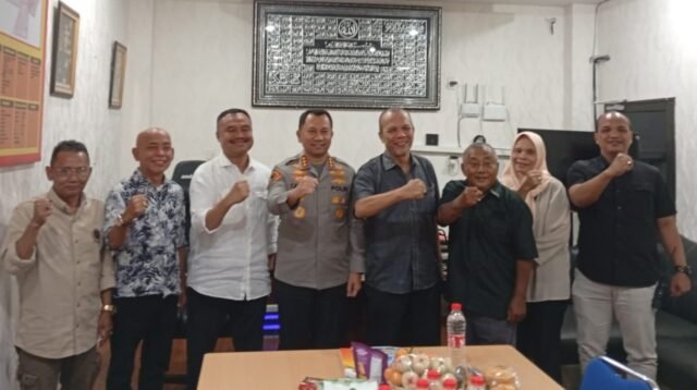 Kapolrestabes Medan Kombes Pol Dr. Jean Calvijn Simanjuntak SIK MH, foto bersama Ketua PWISumut H.Farianda Putra Sinik,SE, Sekretaris PWI HR.Hamonangan Panggabean dan pengurus PWI lainnya serta panitia pelaksana Turnamen Domino PWI Sumut Piala Kapolresta Medan
