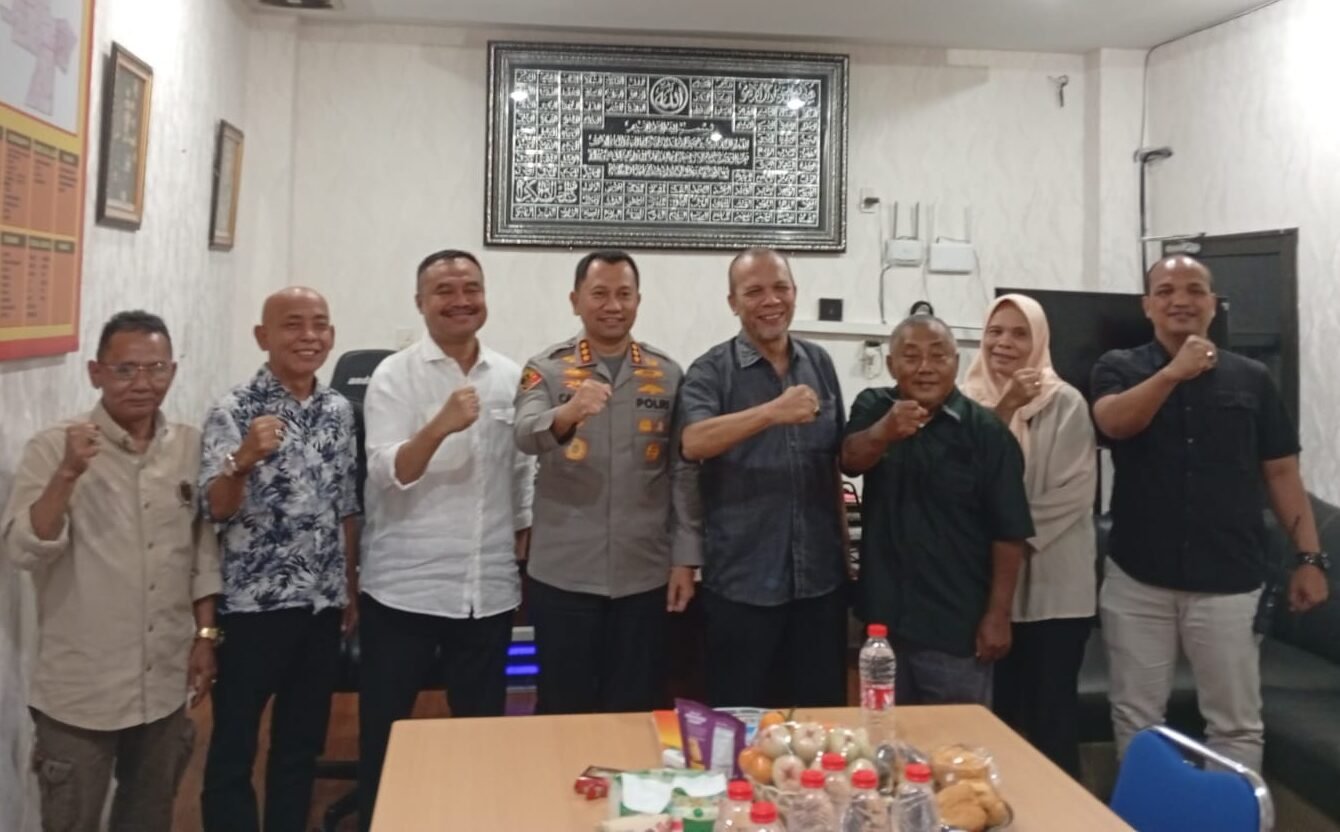 Kapolrestabes Medan Kombes Pol Dr. Jean Calvijn Simanjuntak SIK MH, foto bersama Ketua PWISumut H.Farianda Putra Sinik,SE, Sekretaris PWI HR.Hamonangan Panggabean dan pengurus PWI lainnya serta panitia pelaksana Turnamen Domino PWI Sumut Piala Kapolresta Medan
