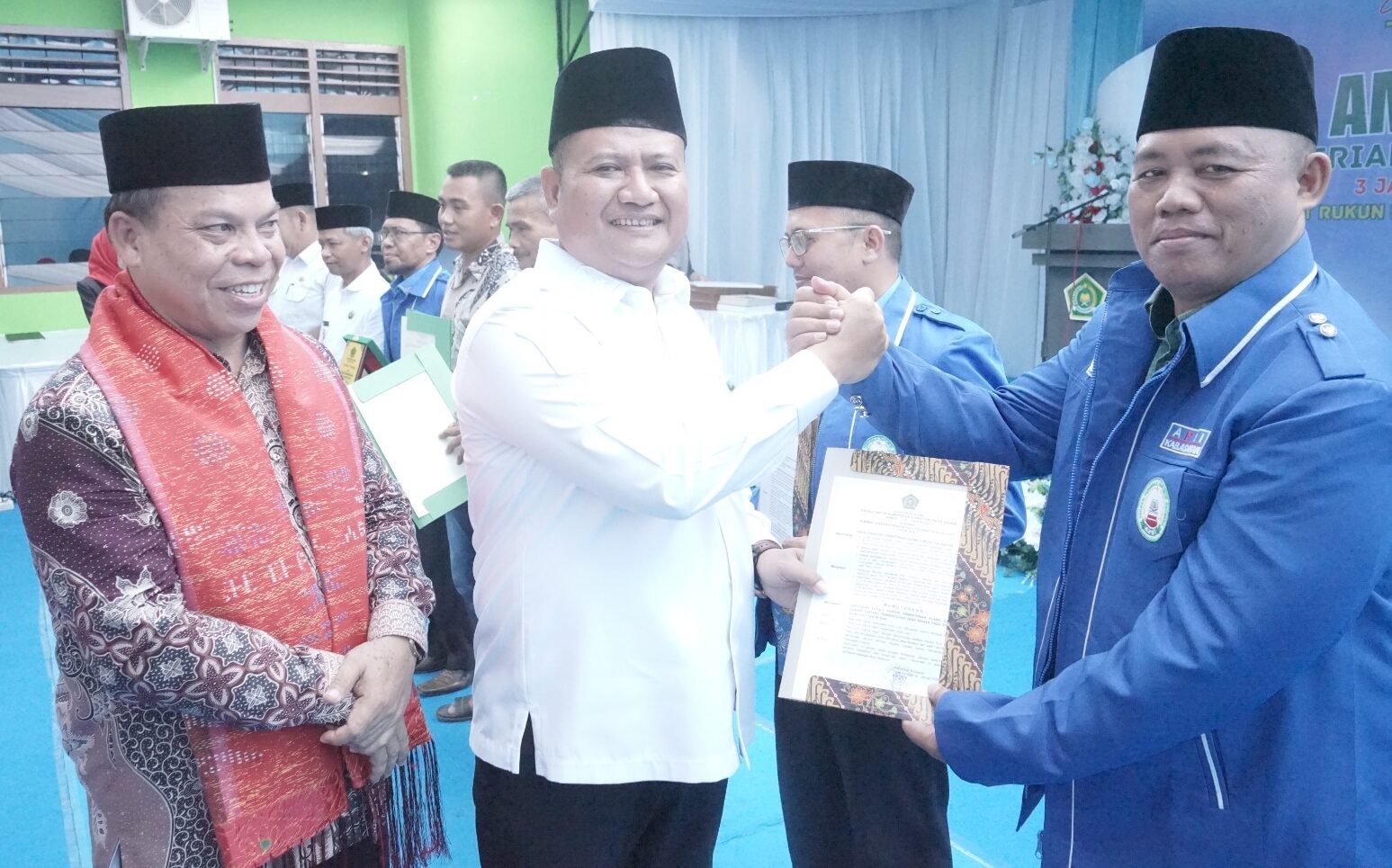 Usai mengikuti Tasyakuran HAB ke-80 Kemenag RI Rianto serahkan Piagam penghargaan.