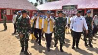 Kepala Staf Umum TNI Letjen TNI Richard Tampubolon, didampingi Wakil Bupati Tapteng Mahmud Efendi saat meninjau perbaikan gedung SDN Hutanabolon 2, Kecamatan Tukka, Rabu (28/1/2026)