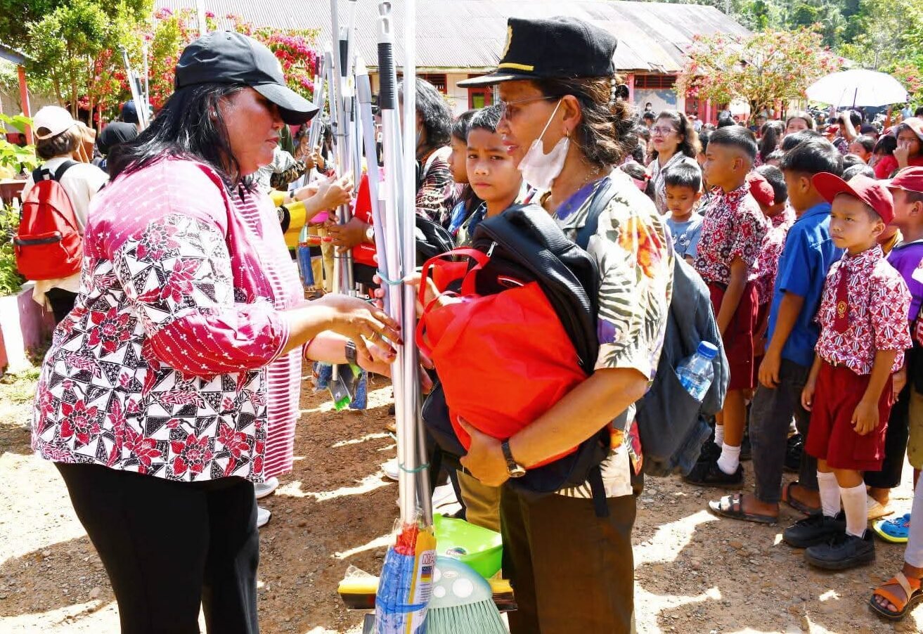 Ketua TP PKK Tapteng, Ny. Rismawaty Masinton Pasaribu saat membagikan paket peralatan sekolah dan alat-alat kebersihan kepada siswa-siswi di Kecamatan Sitahuis, Kamis (8/1/2026).