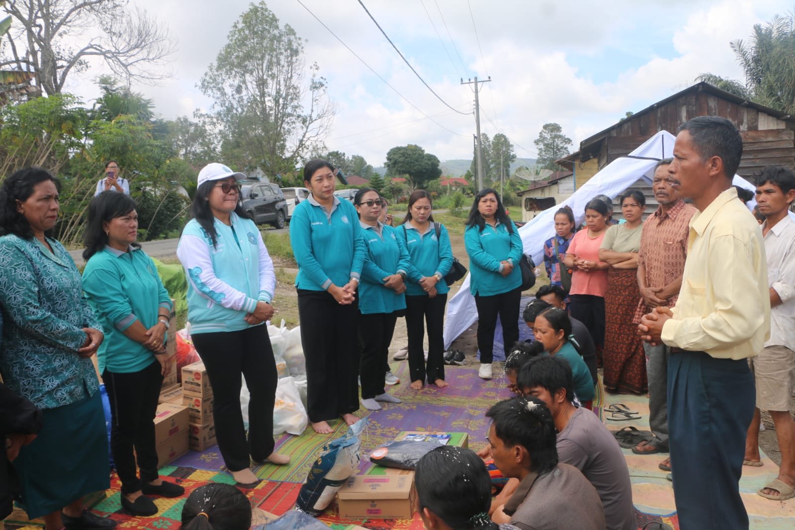 Ketua TP PKK Taput dan rombongan mengunjungi korban kebakaran di Parmonangan.