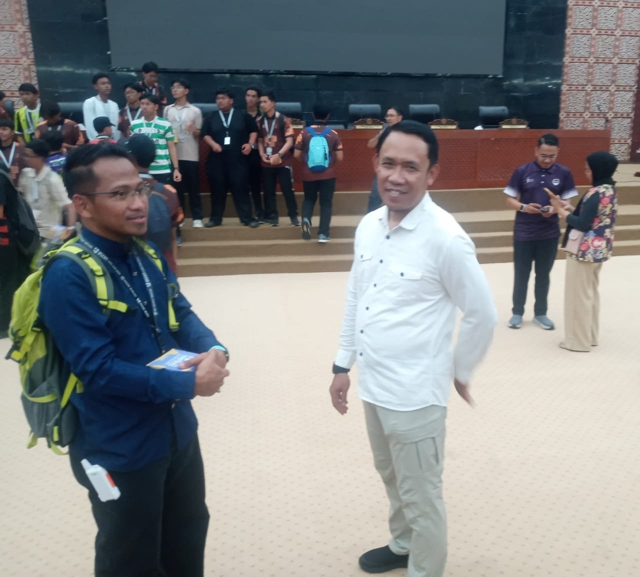 : Anggota DPRD Sumut dari Fraksi Partai Keadilan Sejahtera (PKS) DPRD Sumut Dr.H.Hariyanto, Lc, MA (baju putih lengan panjang, berdiri di barisan paling depan) saat berfoto bersama dengan guru dan pelajar SMA swasta di Malaysia di ruang rapat paripurna DPRD Sumut. 