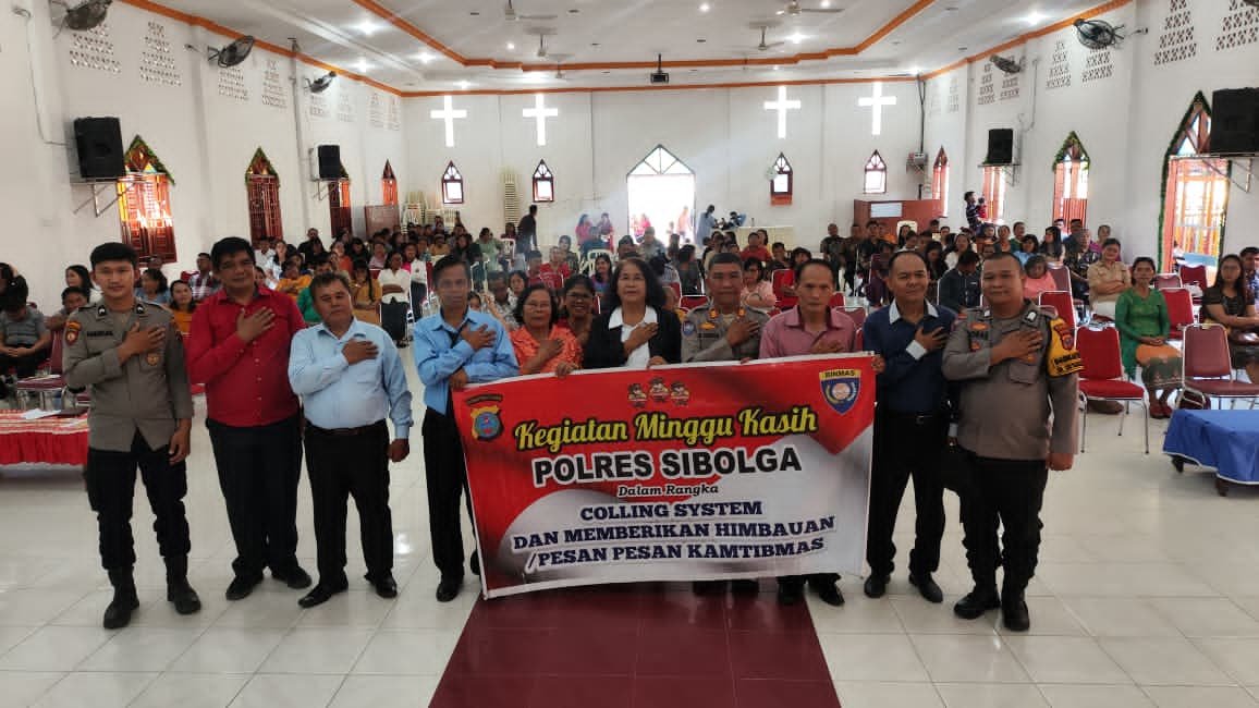 Personel Polres Sibolga foto bersama Pendeta, para pengurus Gereja dan jemaat GKII usai melaksanakan Minggu kasih, Minggu (25/01/2026).,