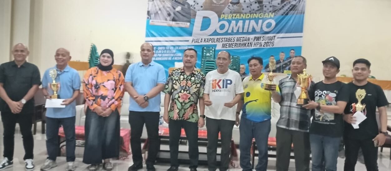 Para Pemenang Turnamen Domino PWI Sumut Piala Kapolrestabes Medan,diantara H.Farianda Putra Sinik,SE, fotobersama Kasat intelkam Polrestabes Medan AKBP Lengkap Suherman Siregar.