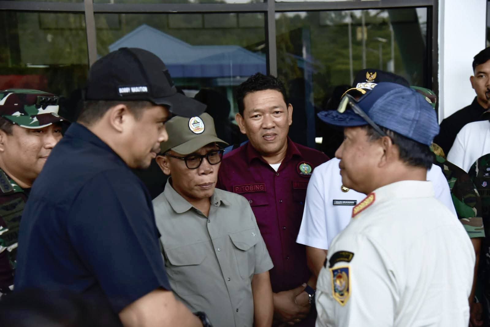Gubsu Bobby Nasution bersama Bupati Tapteng Masinton Pasaribu saat menyambut kunker Mendagri Tito Karnavian di Bandara FL.Tobing Pinangsori, Jumat (23/1/2026).