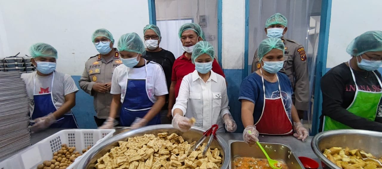 Kapolres Sibolga AKBP Eddy Inganta, S.H., S.I.K., M.H saat melakukan sidak SPPG Yayasan Kemala Bhayangkari untuk memastikan kebersihan dan Kwalitas Makanan Bergizi, Selasa (13/01/2026).