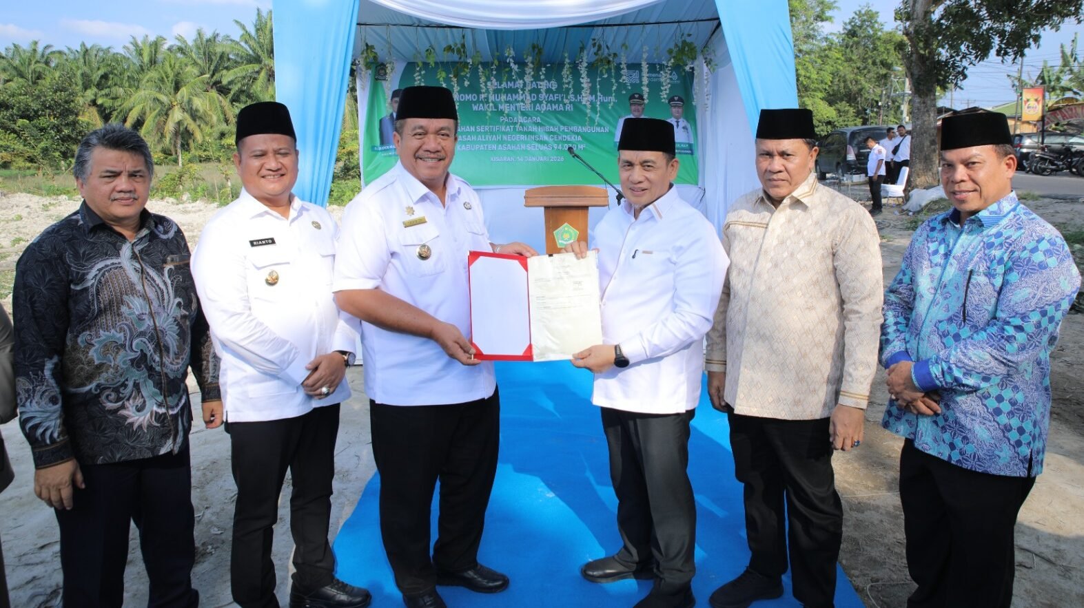 Taufik Zainal Abidin serahkan sertifikat tanah guna pembangunan MAN Insan Cendekia.