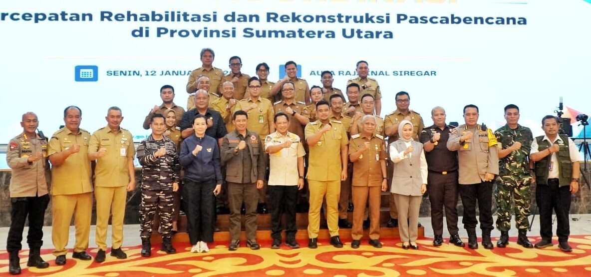 Bupati Simalungun foto bersama usai rapat koordinasi percepatan Rehabilitasi dan Rekontruksi pasca bencana.