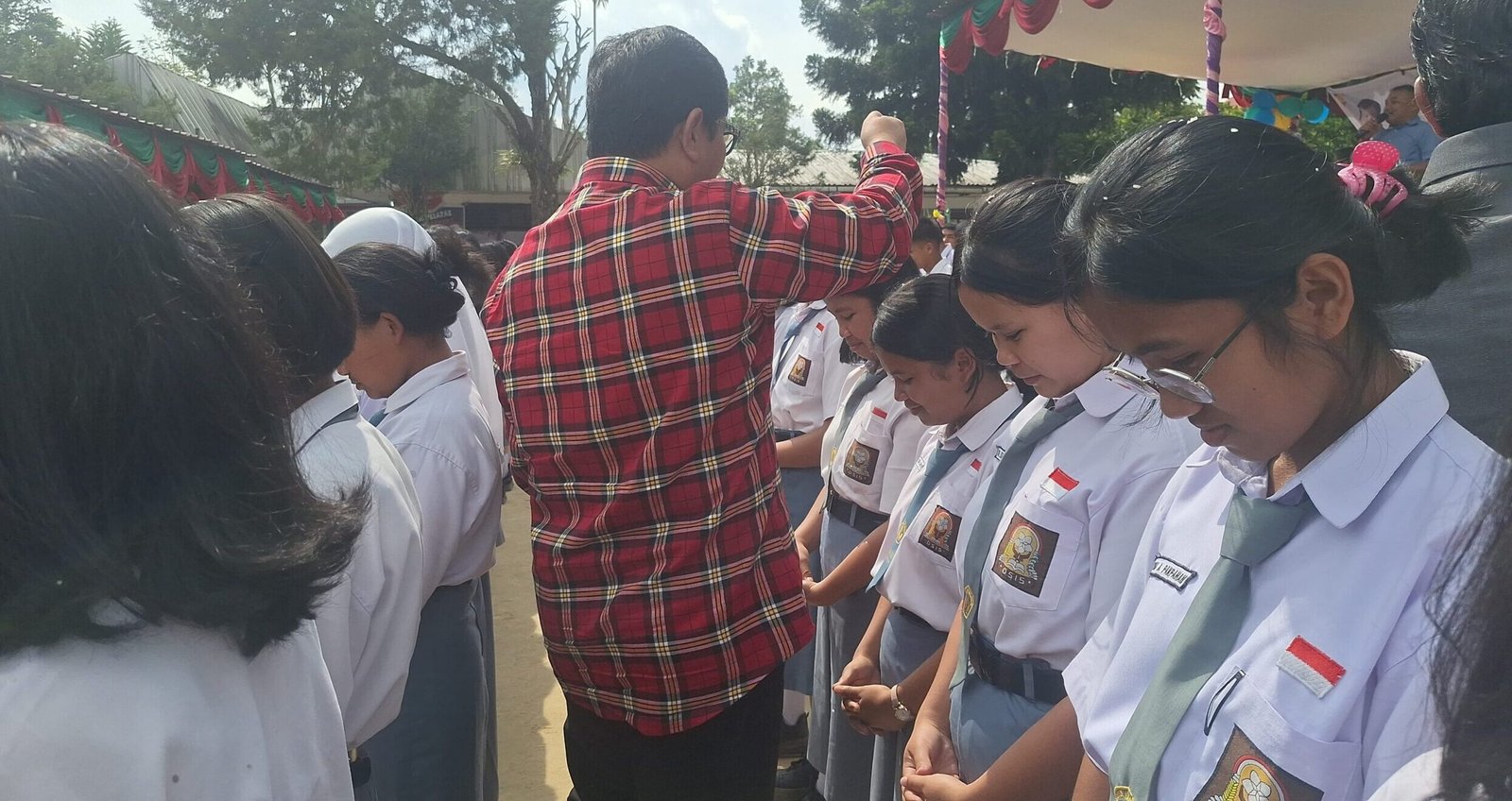 Acara launching program Bimbel Intensif di SMA I Pangaribuan Taput dihadiri Miranda Gultom mantan Deputi BI. *