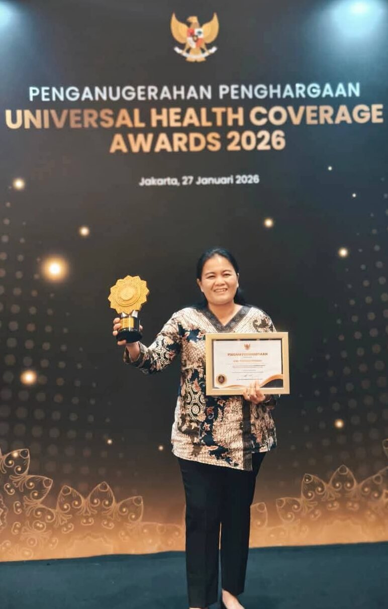 Plt Kadis Kesehatan Tapteng, Lisnawati Panjaitan saat menerima penghargaan UHC Award 2026 di Jakarta Pusat, Selasa (27/1/2026).