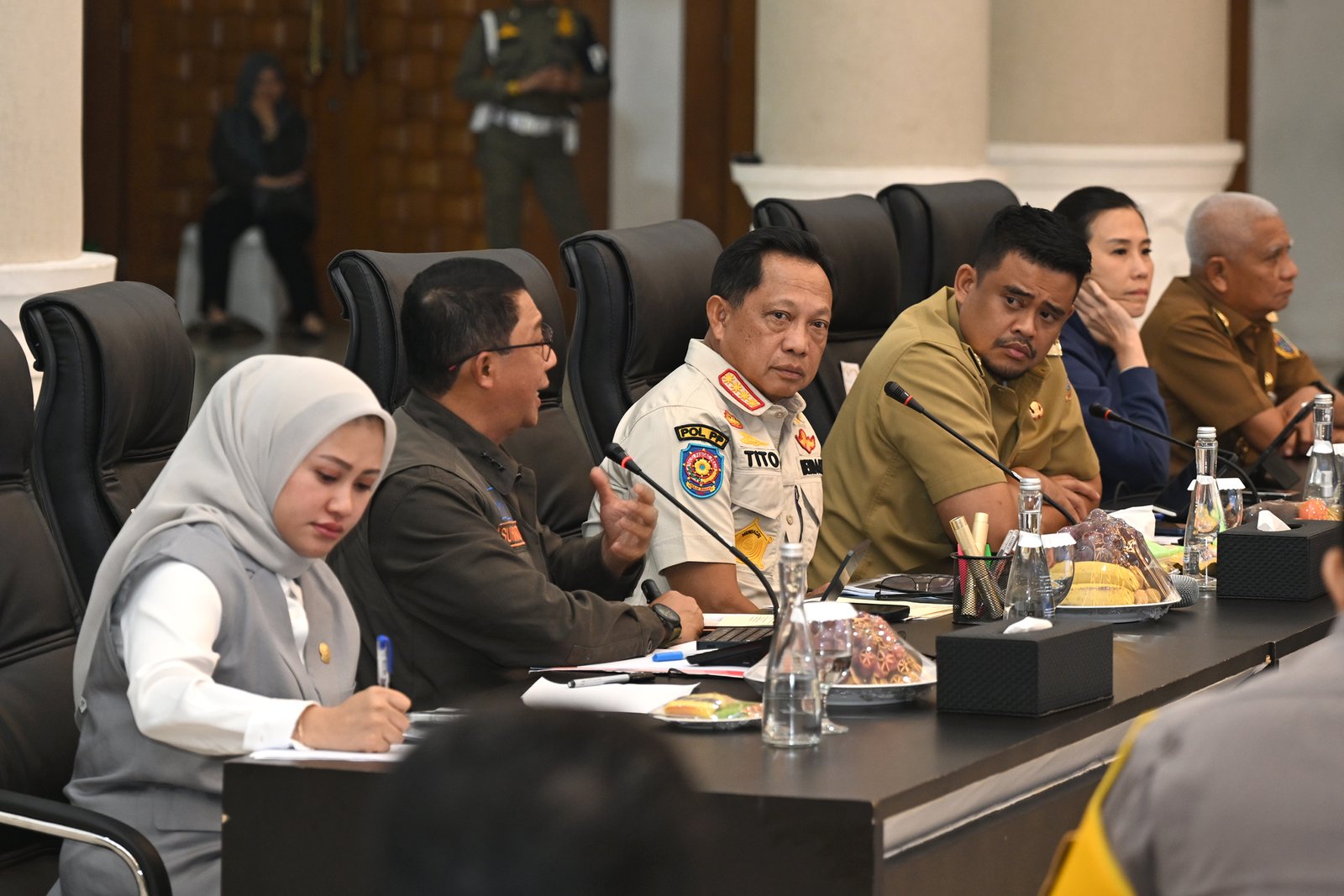 Gubernur Sumatera Utara (Sumut) Bobby Nasution bersama Wakil Gubernur Sumut Surya, Ketua DPRD Sumut Erni Ariyanti Sitorus, serta para Bupati dan Walikota Se-Sumut serta unsur Forkopimda Sumut melakukan Rapat Koordinasi Percepatan Rehabilitasi dan Rekonstruksi Pascabencana Provinsi Sumut dipimpin oleh Mendagri Tito Karnavian bersama Kepala Badan Nasional Penanggulangan Bencana (BNPB) Suharyanto, serta Wakil Menteri Pemberdayaan Perempuan dan Perlindungan Anak Indonesia Veronica Tan di Aula Raja Inal Siregar lantai 2 Kantor Gubernur Sumut, Jalan Diponegoro Nomor 30, Medan, Senin (12/1/2026).