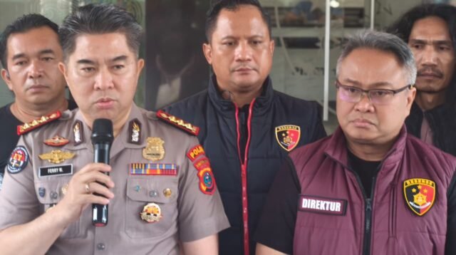 Direktur Reserse Kriminal Umum Polda Sumut Kombes Pol Ricko Taruna Mauruh didampingi Kabid Humas Kombes Pol Dr.Ferry Walintukan saat memaparkan kasus pencurian kekerasan ( curas ) terhadap anak di Marelan,Minggu (25/1) di Mapoldasu Medan.