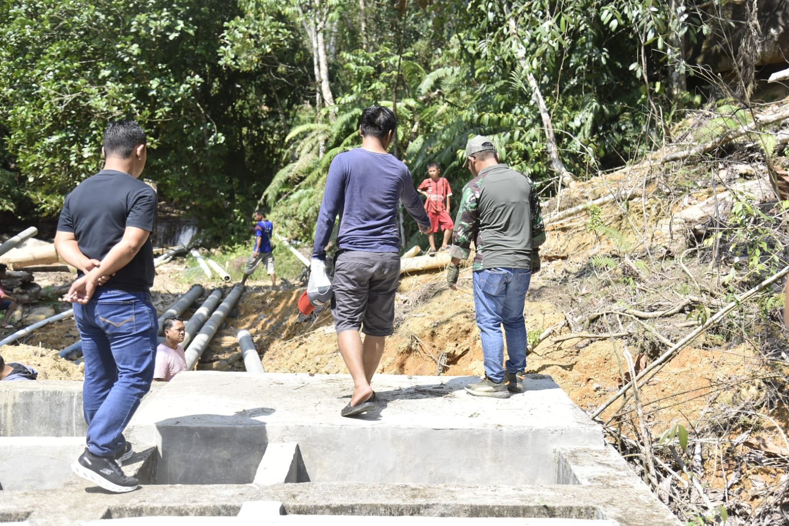 Bupati Tapteng Masinton Pasaribu saat meninjau sumber air di Desa Sipan, Kecamatan Sarudik Tapteng, Minggu (25/1/2026).