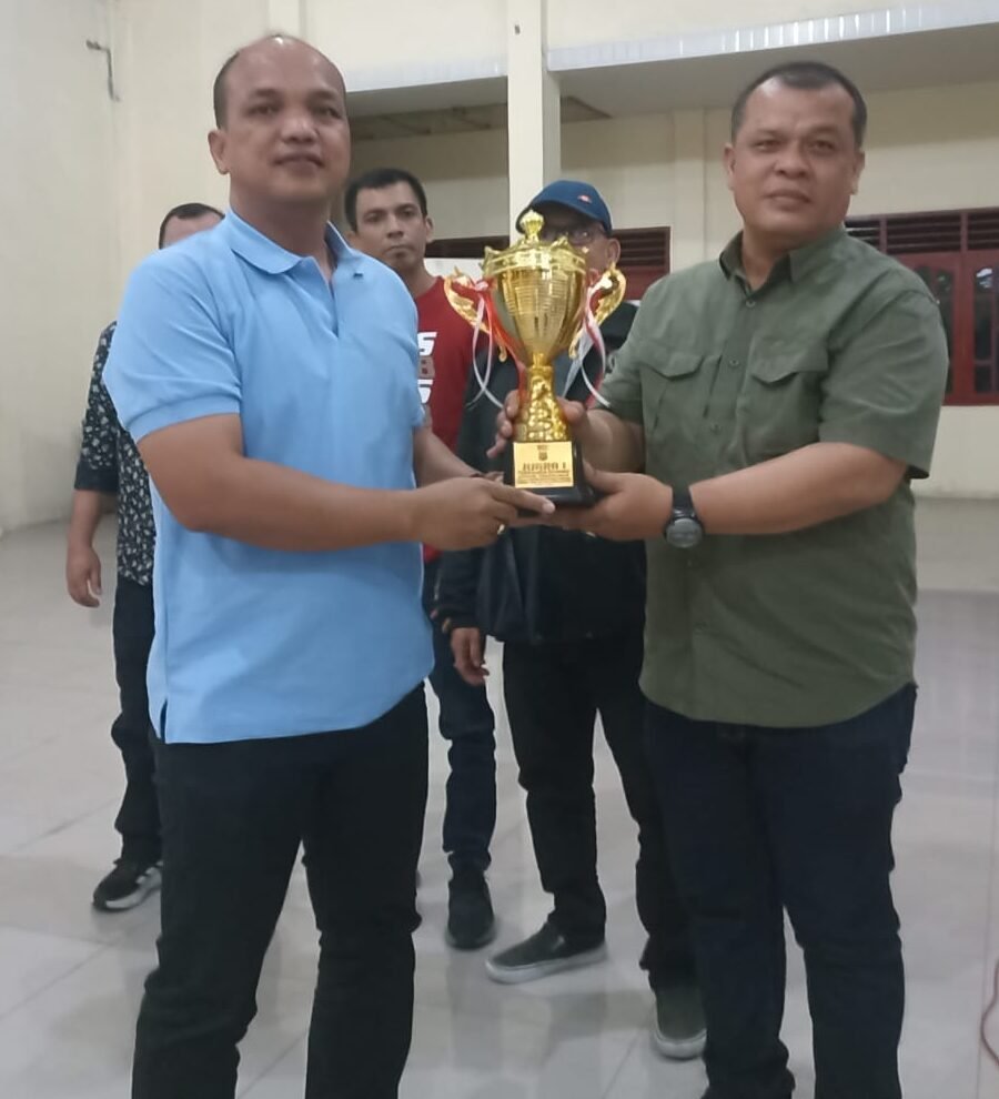 Kasat intelkam Polrestabes Medan AKBP Lengkap Suherman Siregar mewakili Kapolrestabes Medan Kombes Pol Dr. Jean Calvijn Simanjuntak, menyerahkan Piala Juara I Kategori Perseorangan. *Foto/IMC/Ist#