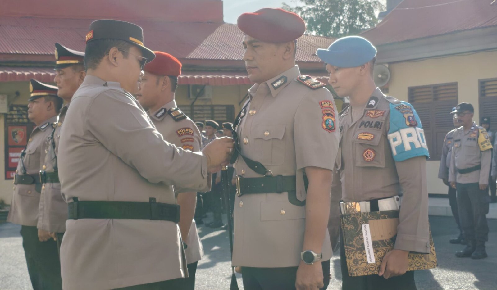 Kapolres Sibolga AKBP Eddy Inganta, S.H., S.I.K., M.H saat menyematkan tanda jabatan pada personel yang baru dilantik, Sabtu (17/01/2026).