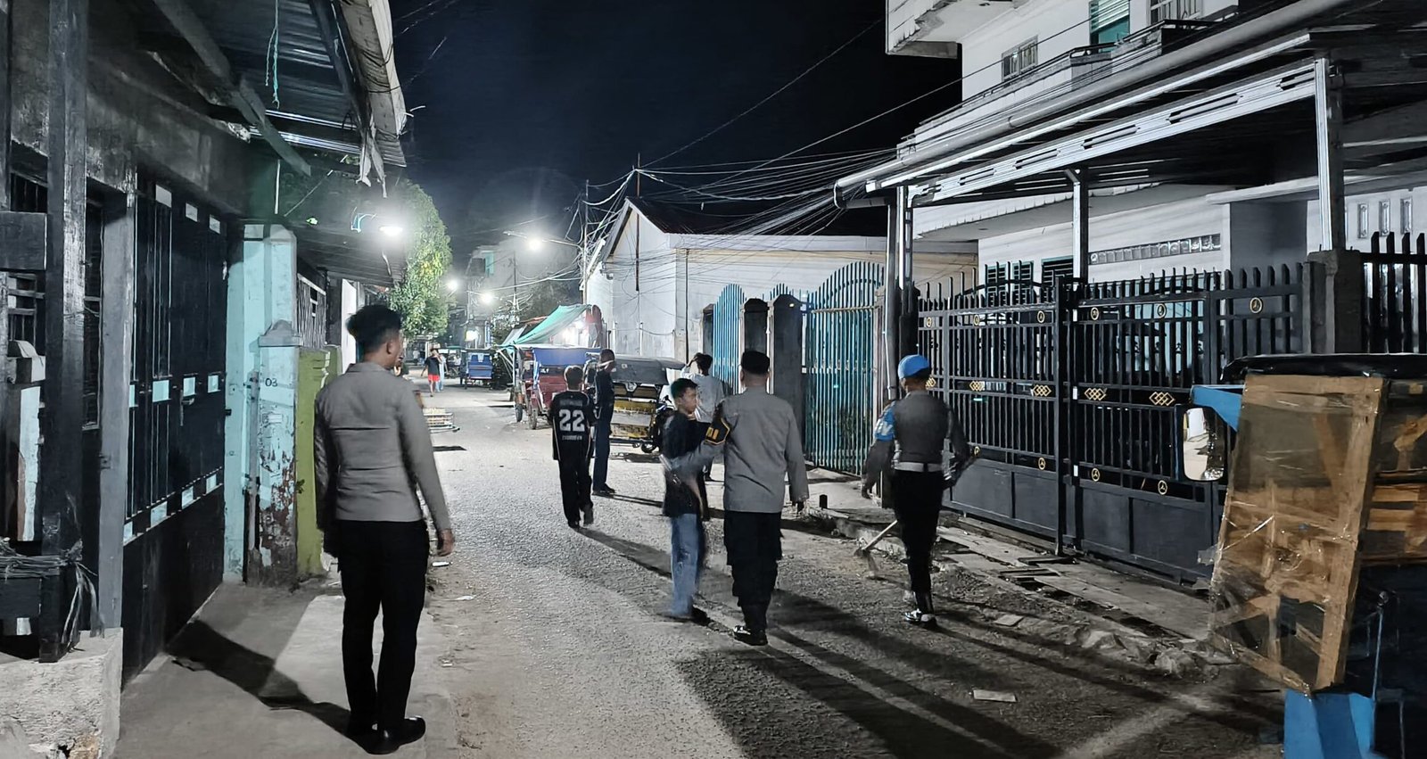 Personil Polres Sibolga saat Patroli Dialogis dinihari di kawasan perumahan penduduk di wilayah Kota Sibolga, Minggu (18/01/2026).
