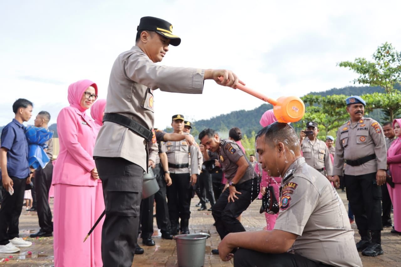 Kapolres Tapteng AKBP Wahyu Endrajaya, S.I.K., M.Si saat melaksanakan tradisi siram air bunga kepada personel Polres Tapteng yang menerima kenaikan pangkat, Jumat (02/01/2026).