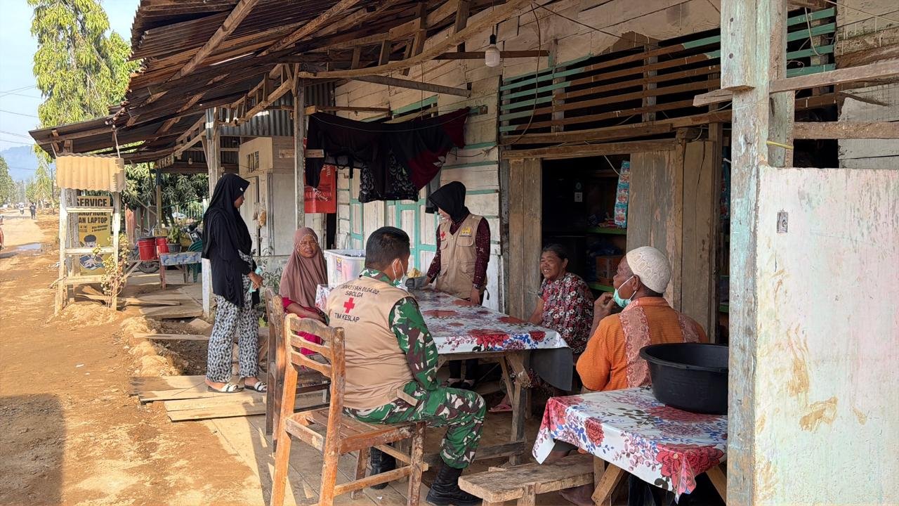 Tim Gulbencal Kodam I/BB Salurkan bantuan air bersih dan air siap minum kepada warga berdampak banjir dan longsor di Tapteng
