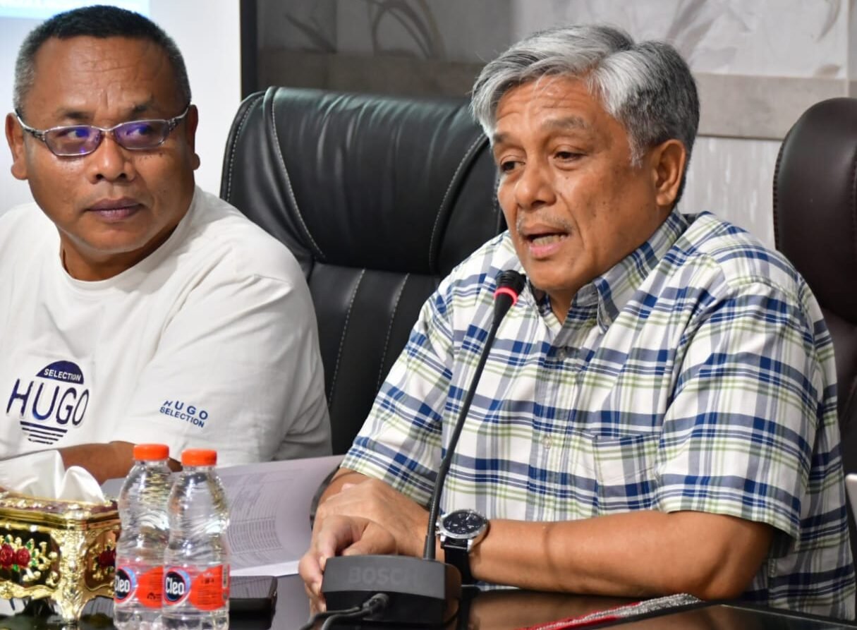 Sekdakab Tapteng Drs. Binsar TH Sitanggang, M.SP saat membuka pelatihan pendamping rumah rusak dampak bencana alam diruang Cendrawasi Kantor Bupati Tapteng, Minggu (18/1/2026).