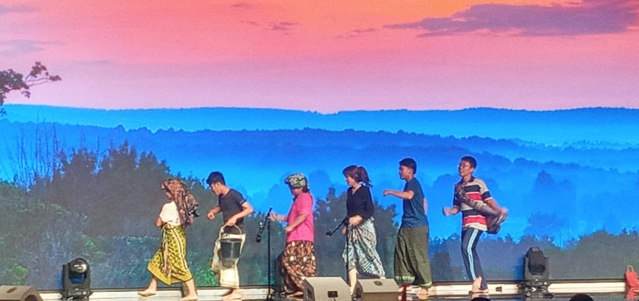 Atraksi drama musikal tampil di kegiatan Global Village 3.0 in AIESEC USU. (Fajaruddin Batubara