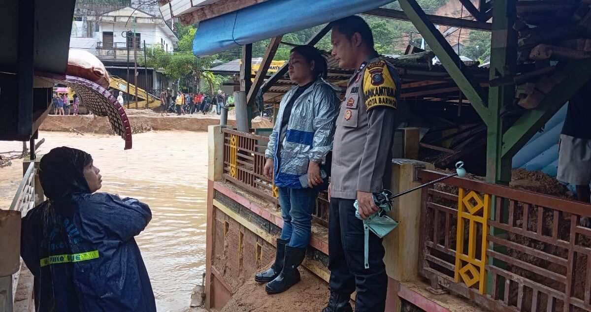 Bhabinkamtibmas Polres Sibolga Aiptu Hadi H.Sitanggang saat memantau Sungai Aek Doras bersama Camat Sibolga Utara dan Kepling, Jumat (02/01/2026)..