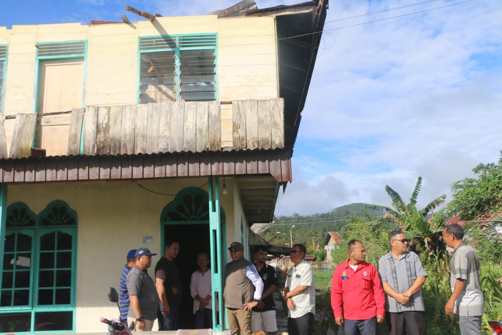 Tanpak sebuah rumah sudah tidak lagi bahagian atasnya (seng) karena terangkat dibawa angin puting-beliung.