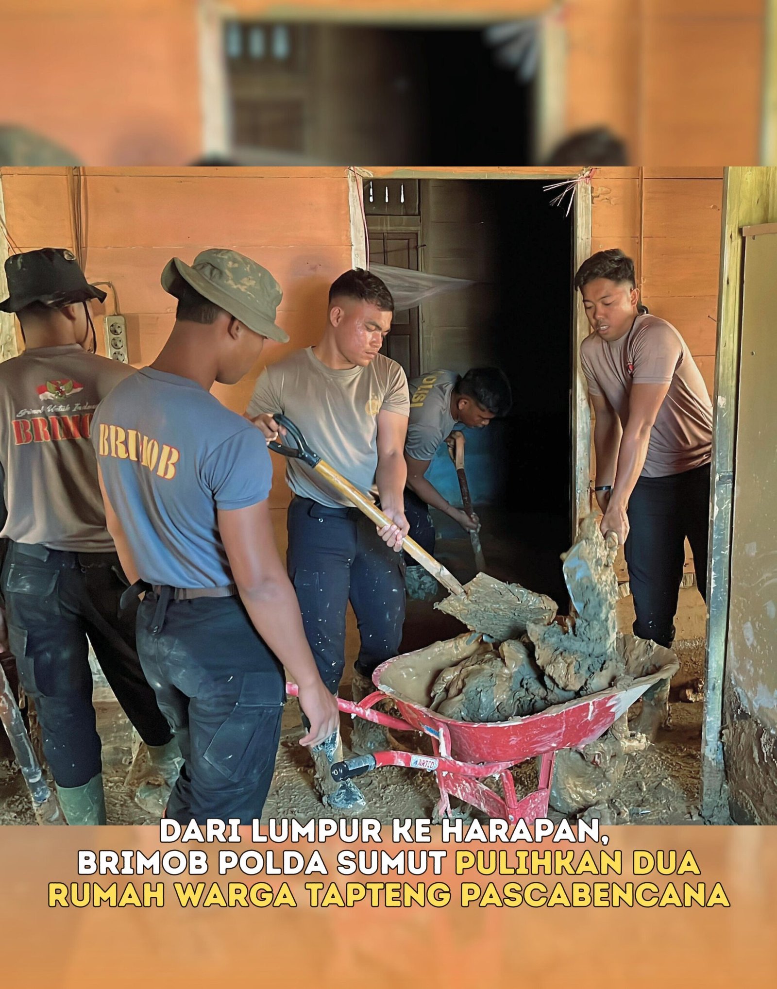 Dua Rumah Warga Dibersihkan Brimob Poldasu Usai Banjir Bandang di Tapteng.