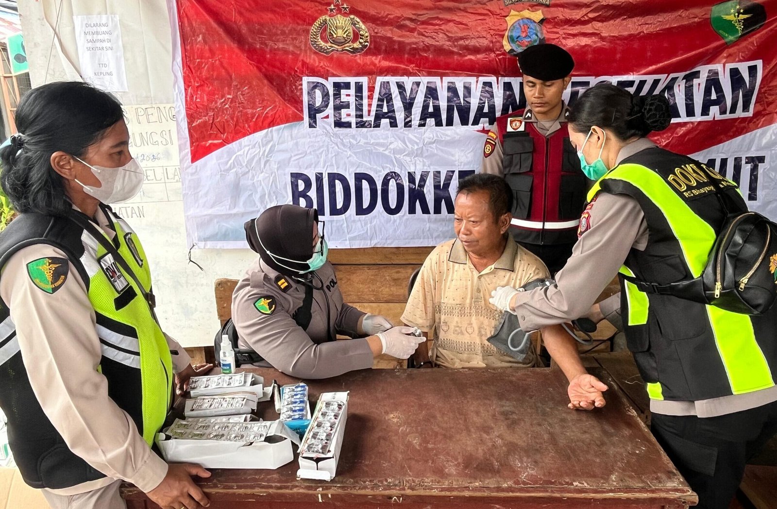 Tim Dokkes Polri saat memberikan pelayanan kesehatan kepada warga korban bencana alam Tapteng, Kamis (29/1/2026).