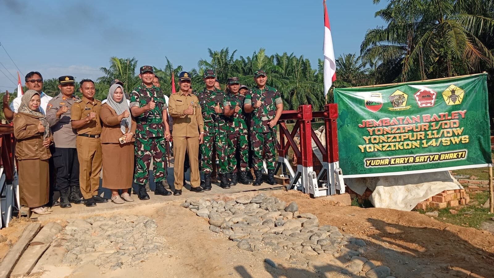 Pangdam I/BB Mayjen TNI Hendy Antariksa Tinjau Jembatan Bailey di Langkat. 