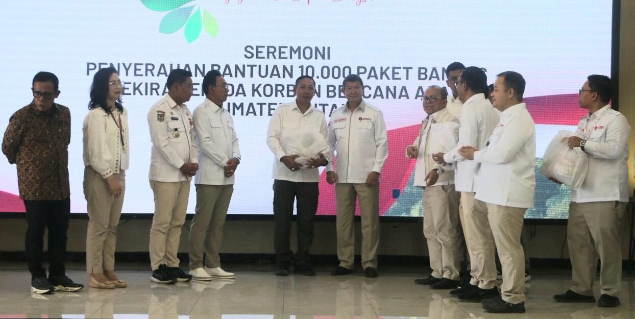 Utusan khusus Presiden melakukan penanaman pohon bersama Bupati dan pejabat lainnya di Jetun Silangit.