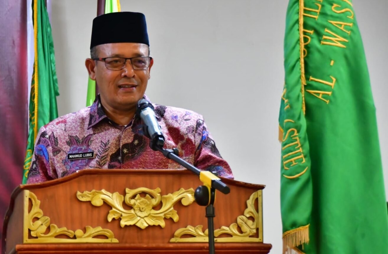 Wabup Tapteng Mahmud Efendi saat memberikan kata sambutan di acara wisuda STIE Al Washliyah Sibolga-Tapteng, Kamis (29/1/2026).
