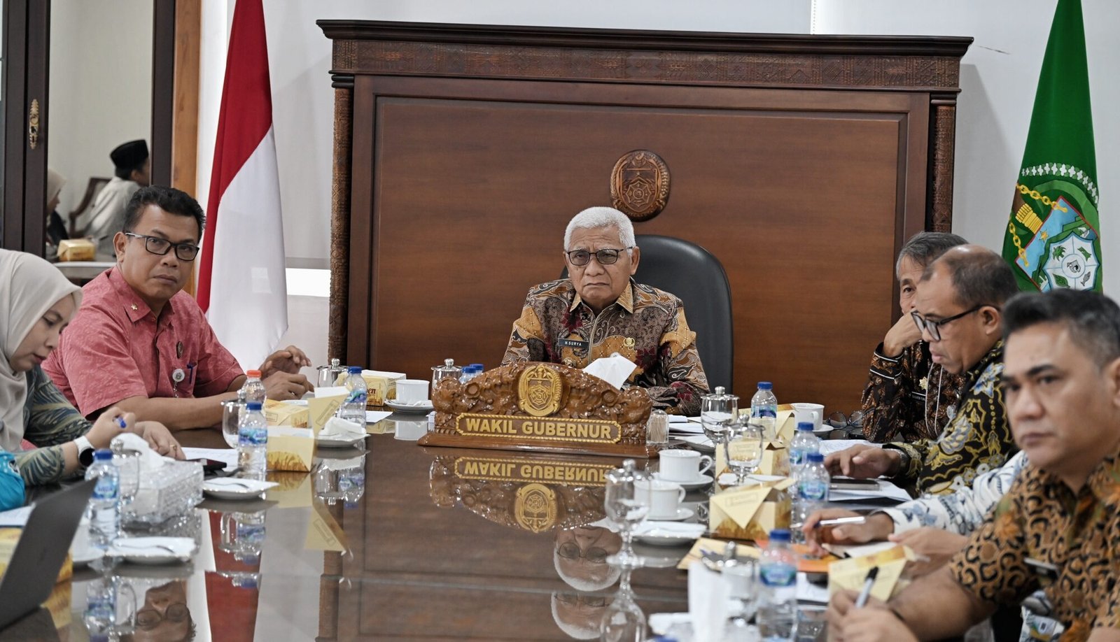 Wakil Gubernur Sumatera Utara (Sumut) Surya didampingi beberapa Pimpinan OPD Sumut, mengikuti zoom meeting Rapat Koordinasi (Rakor) dalam rangka Pengecekan Indikator Pemulihan Pemerintahan dan Kemasyarakatan Pascabencana di Wilayah Sumatera Utara bersama Menteri Dalam Negeri (Mendagri) Tito Karnavian di Ruang Kerja Wakil Gubernur
