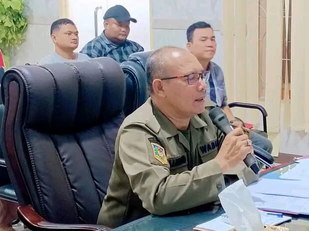 Wakil Bupati Tapteng Mahmud Efendi saat memaparkan kondisi pascabencana alam di Tapteng melalui daring zoom kepada Mendagri M. Tito Karnavian di Kantor Bupati Tapteng, Jumat (9/1/2026).