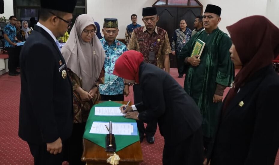 Muhammad Fadly Abdina saat melakukan pelantikan.