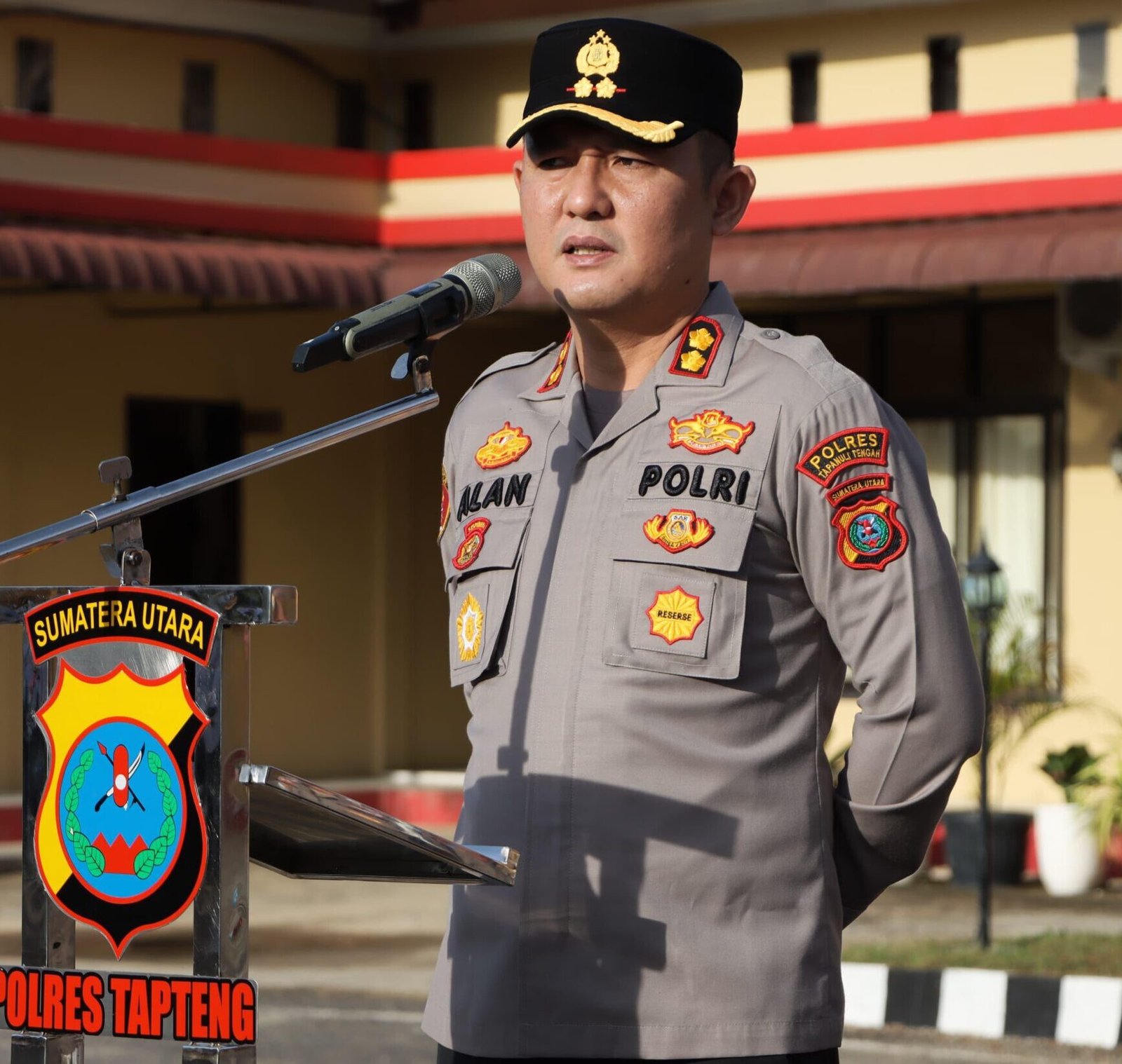 Kapolres Tapteng AKBP Muhammad Alan Haikel, S.K.M, S.I.K, M.I.K saat memimpin apel pagi dilapangan Mapolres Tapteng, Senin (12/1/2026).