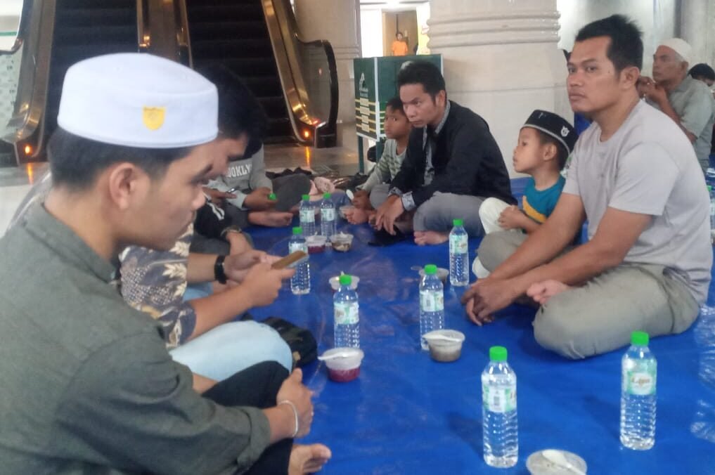Tampak para jemaah Masjid Agung Kota Medan, Sumatera Utara berbuka puasa. 