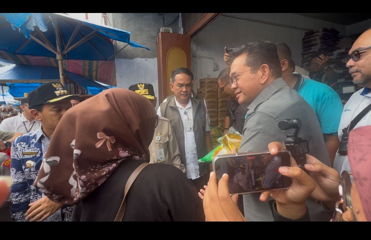 Menteri Perdagangan RI, Budi Santoso dan beberapa Dirjen dari Kemendag RI melakukan Sidak ke pasar tradisional di wilayah Sumut.