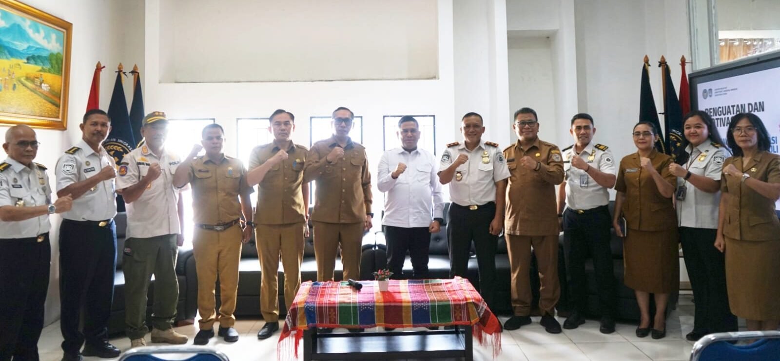 Bupati Taput JTP Hutabarat kunker ke Kantor Imigrasi Kelas III di Tarutung,minta benar-benar memberi pelayanan terbaik.* 