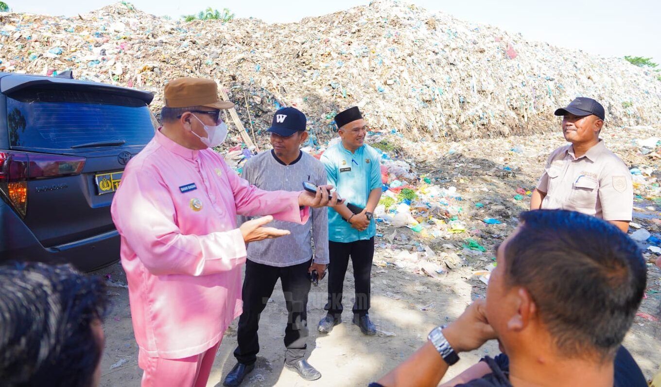 Bupati Batu Bara , H.Baharuddin Siagian Guna melihat secara langsung kondisi pengelolaan sampah serta mengevaluasi daya tampung TPA