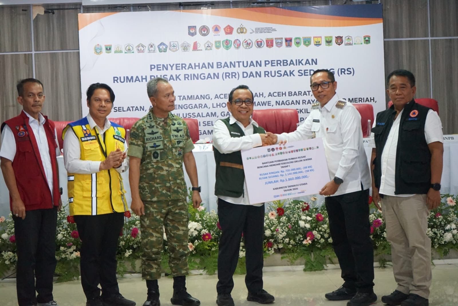 Menteri PMK Pratikno menyerahkan bantuan stimulan untuk rumah rusak terdampak bencana alam tahun 2025 lalu.