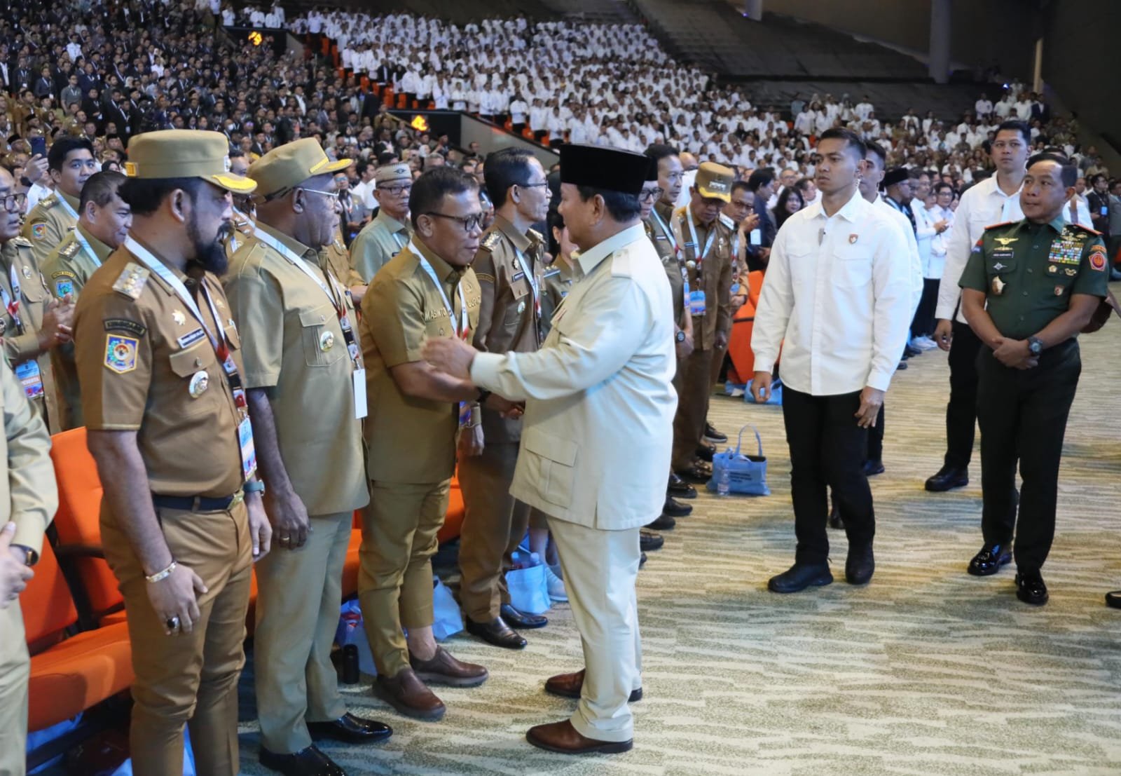 Presiden Republik Indonesia Prabowo Subianto menyalami Bupati Tapteng Masinton Pasaribu saat menghadiri Rakornas Pusat dan daerah di Bogor, Senin (2/2/2026).