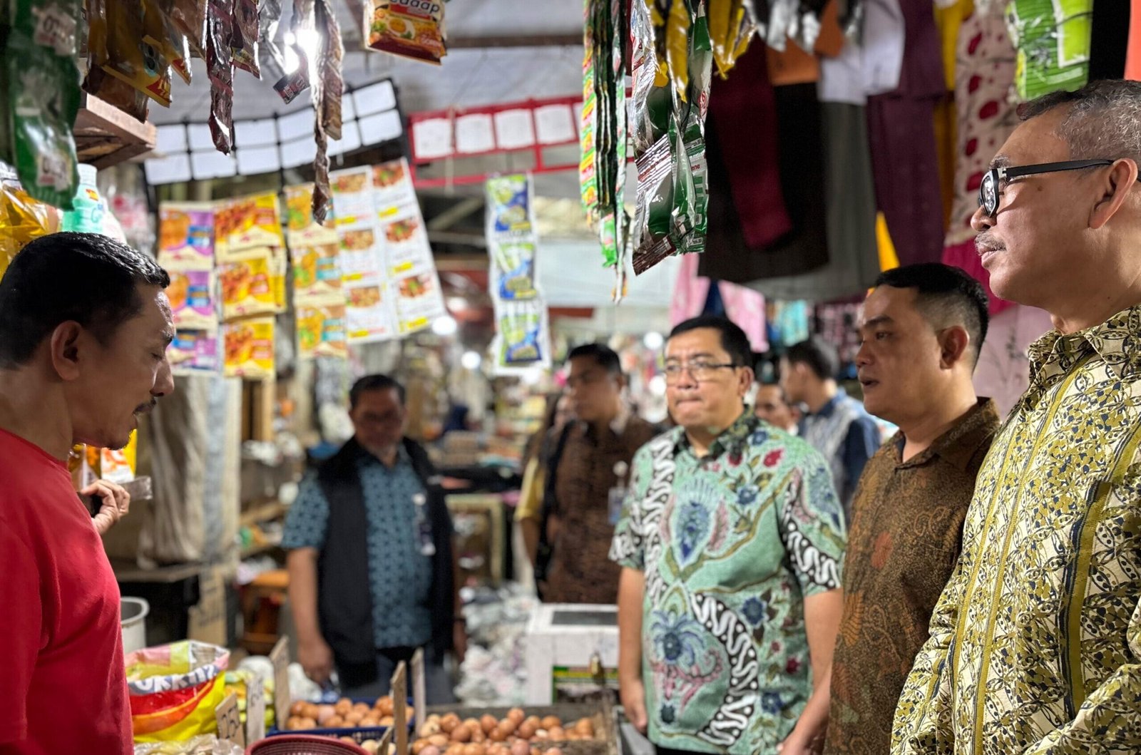 Anggota Dewan Pengawas (Dewas) Perum Bulog Pusat yaitu Irjen Pol. (Purn) Verdianto Bitticaca dan Frans Dabukke ke pasar Sei Sikambing Kota Medan, Kamis ( 26/2/26)