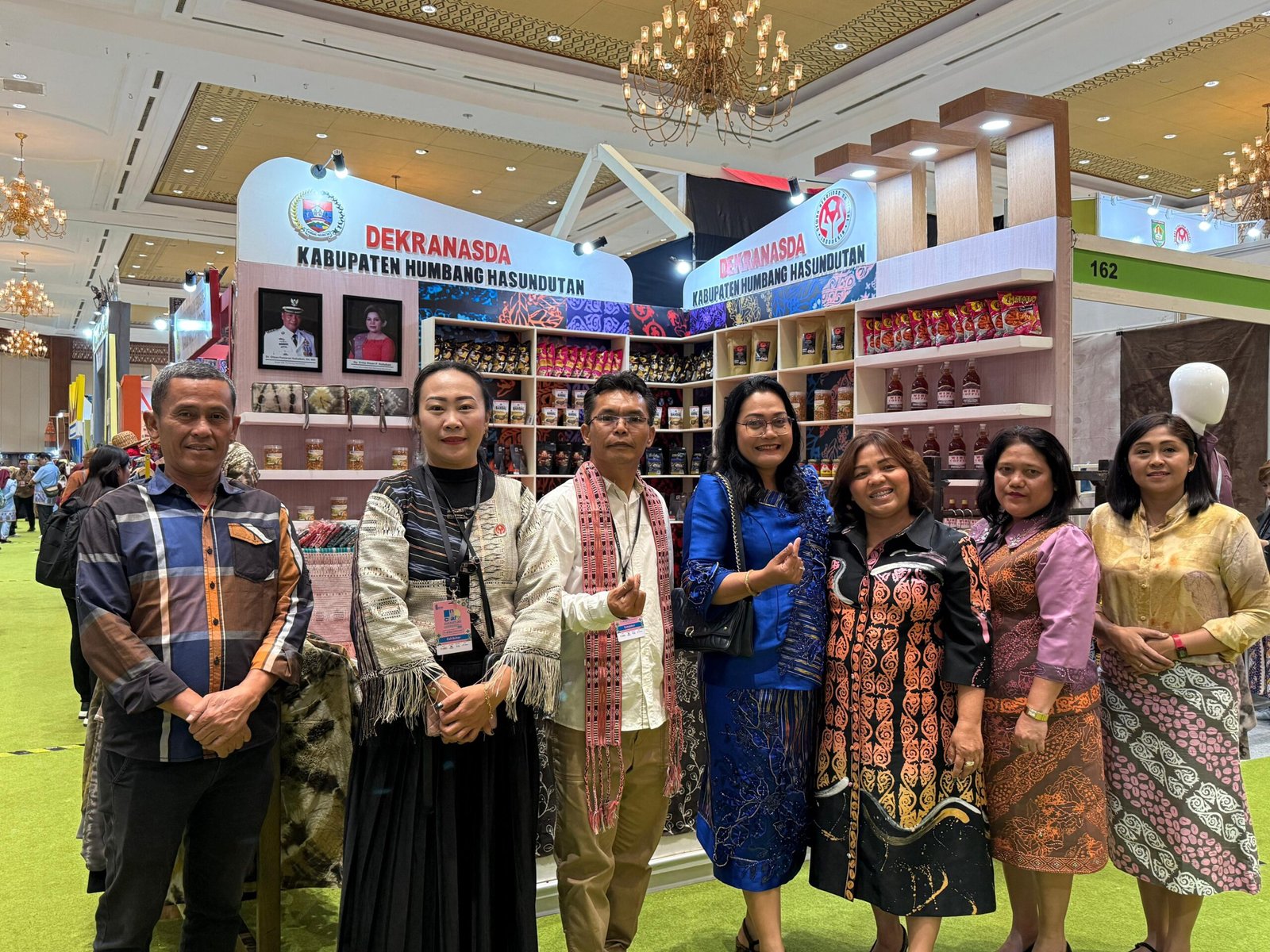 Ketua Dekranasda Taput Ny.Neny Angelina menghadiri ajang Inacraft 2026 di Jakarta.