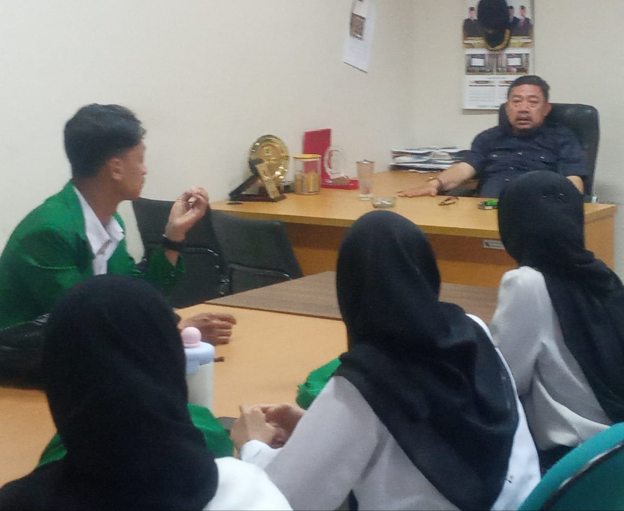 Kepala Humas dan Protokol Publikasi DPRD Sumatera Utara M Sofyan Tanjung tatkala menerima mahasiswa UINSU yang magang di DPRD Sumut. 