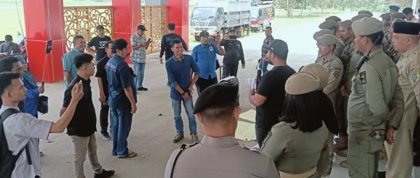 Aksi masa Ampera yang melakukan Inras di Kantor Buoati Batu Bara.