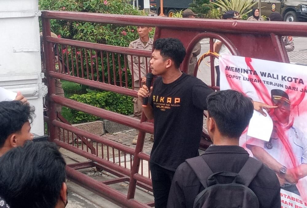 Massa Ikatan Mahasiswa Kota Medan berunjuk rasa di depan kantor Wali Kota Medan.