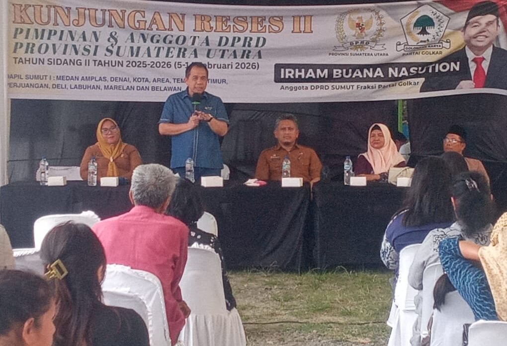 Anggota DPRD Sumut Irham Buana Nasution SH, M.Hum saat memberikan kata sambutan di hadapan konstituen dan warga Sitirejo - III di kegiatan reses
