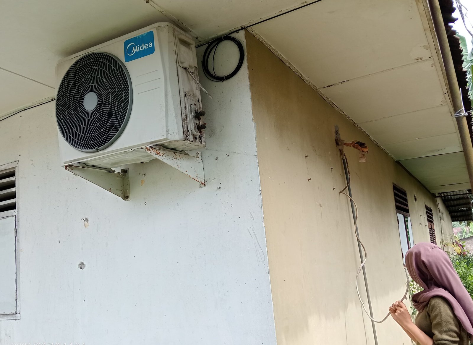 Kantor Media Online Sinarsergai.com, dengan AC yang diputus kabelnya